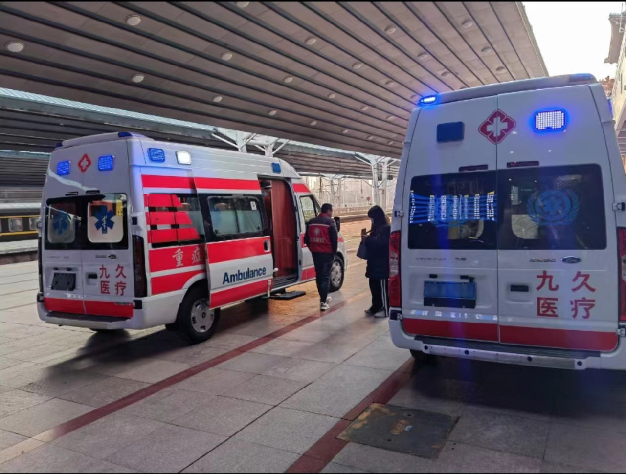 德格县救护车长途转运